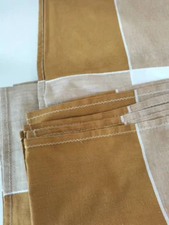 Nappe et 8 serviettes vintage – tons caramel et moutarde dorée