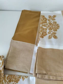 Nappe et 8 serviettes vintage – tons caramel et moutarde dorée