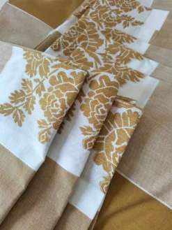 Nappe et 8 serviettes vintage – tons caramel et moutarde dorée