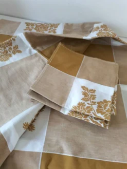 Nappe et 8 serviettes vintage – tons caramel et moutarde dorée