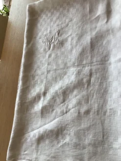 Nappe MC rect 205x178 damassée carreaux grège