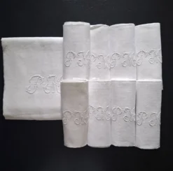 Nappe monogrammée ancienne et 8 serviettes de table