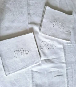 Nappe monogrammée ancienne et 8 serviettes de table