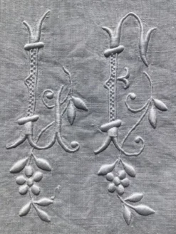 Nappe monogramme LF carrée broderie anglaise