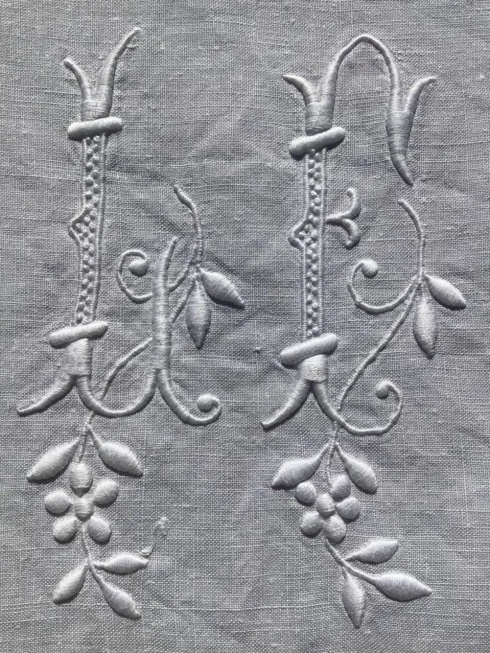 Nappe monogramme LF carrée broderie anglaise