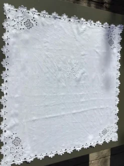 Nappe monogramme LF carrée broderie anglaise