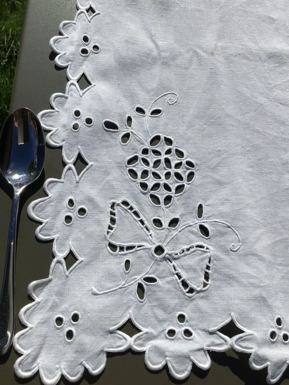 Nappe monogramme LF carrée broderie anglaise
