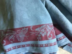 Nappe muguet papillons bleue et rouge 160x240
