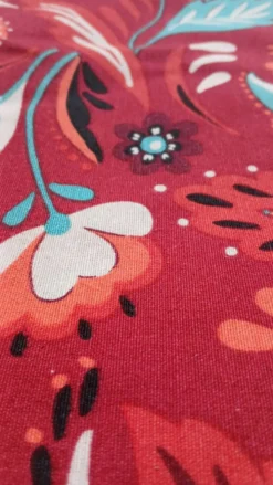 Nappe "nature imaginaire" d'inspiration indienne à motifs floral stylisé