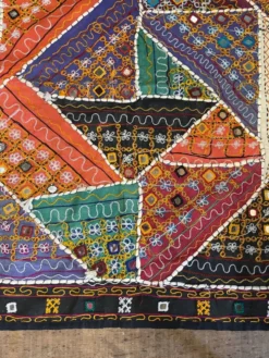 Nappe orientale à miroir et broderie