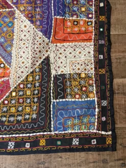 Nappe orientale à miroir et broderie