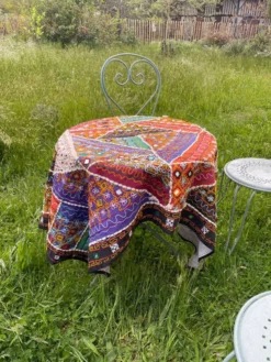 Nappe orientale à miroir et broderie