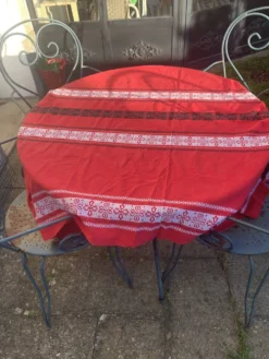 Nappe rectangulaire, linge de maison basque en coton rouge broderies noires et blanches, vintage