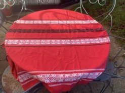 Nappe rectangulaire, linge de maison basque en coton rouge broderies noires et blanches, vintage