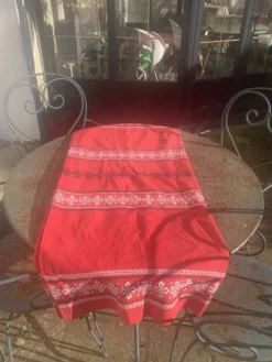 Nappe rectangulaire, linge de maison basque en coton rouge broderies noires et blanches, vintage