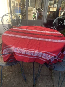 Nappe rectangulaire, linge de maison basque en coton rouge broderies noires et blanches, vintage
