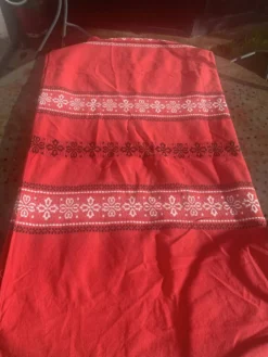 Nappe rectangulaire, linge de maison basque en coton rouge broderies noires et blanches, vintage
