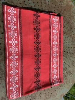 Nappe rectangulaire, linge de maison basque en coton rouge broderies noires et blanches, vintage