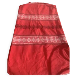 Nappe rectangulaire, linge de maison basque en coton rouge broderies noires et blanches, vintage
