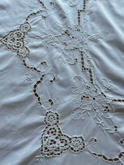 Nappe ronde en coton brodé
