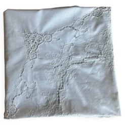 Nappe ronde en coton brodé