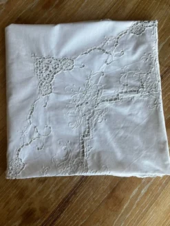 Nappe ronde en coton brodé