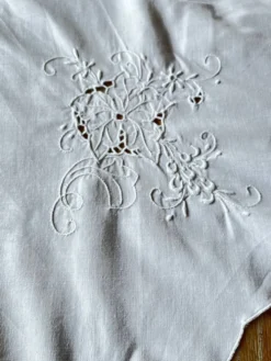 Nappe ronde en coton brodé