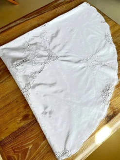 Nappe ronde en coton brodé