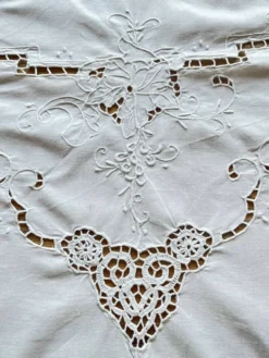Nappe ronde en coton brodé