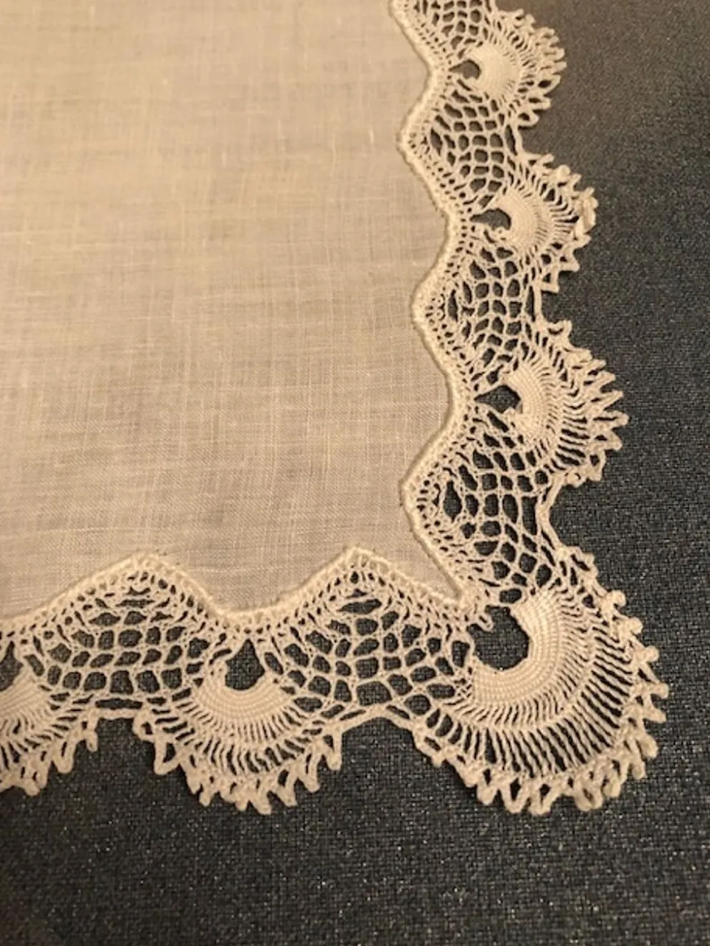 Napperon mouchoir en percale et dentelle fait main