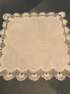 Napperon mouchoir en percale et dentelle fait main