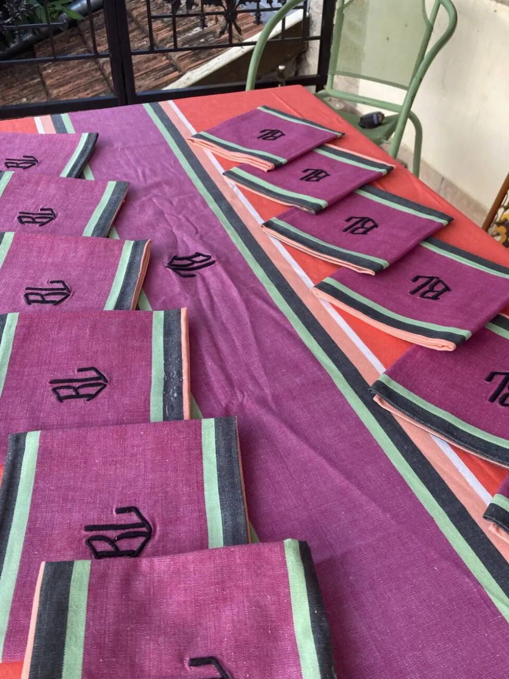Nappes et serviettes à rayures colorées