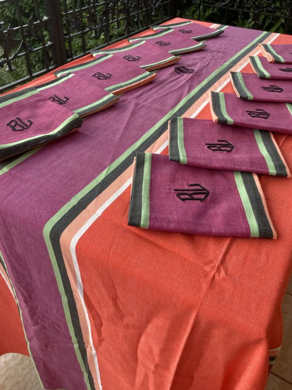 Nappes et serviettes à rayures colorées