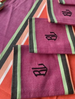Nappes et serviettes à rayures colorées