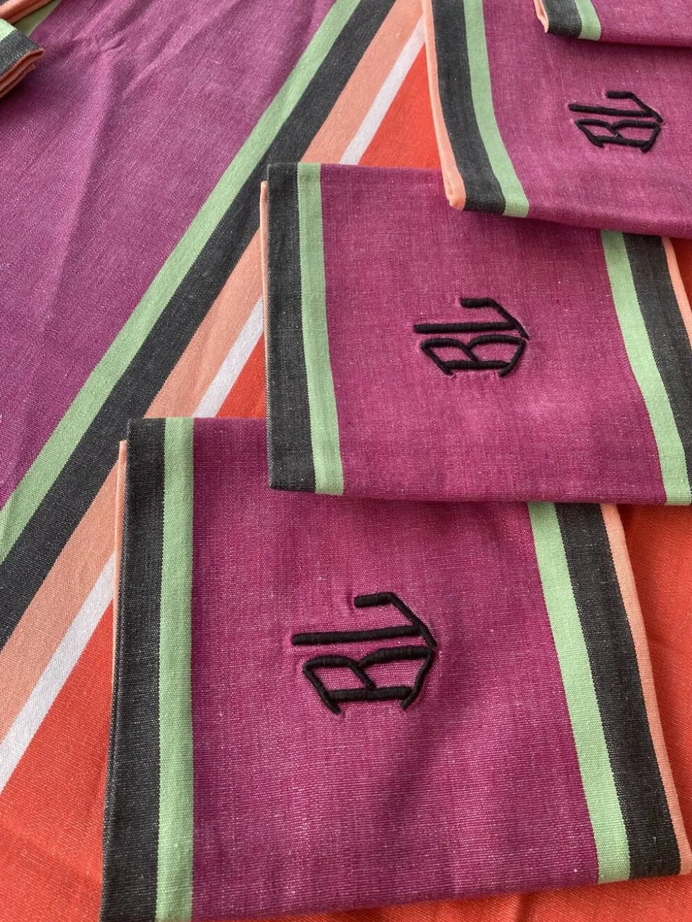 Nappes et serviettes à rayures colorées