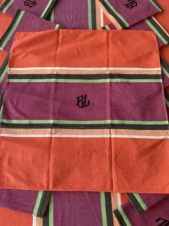 Nappes et serviettes à rayures colorées