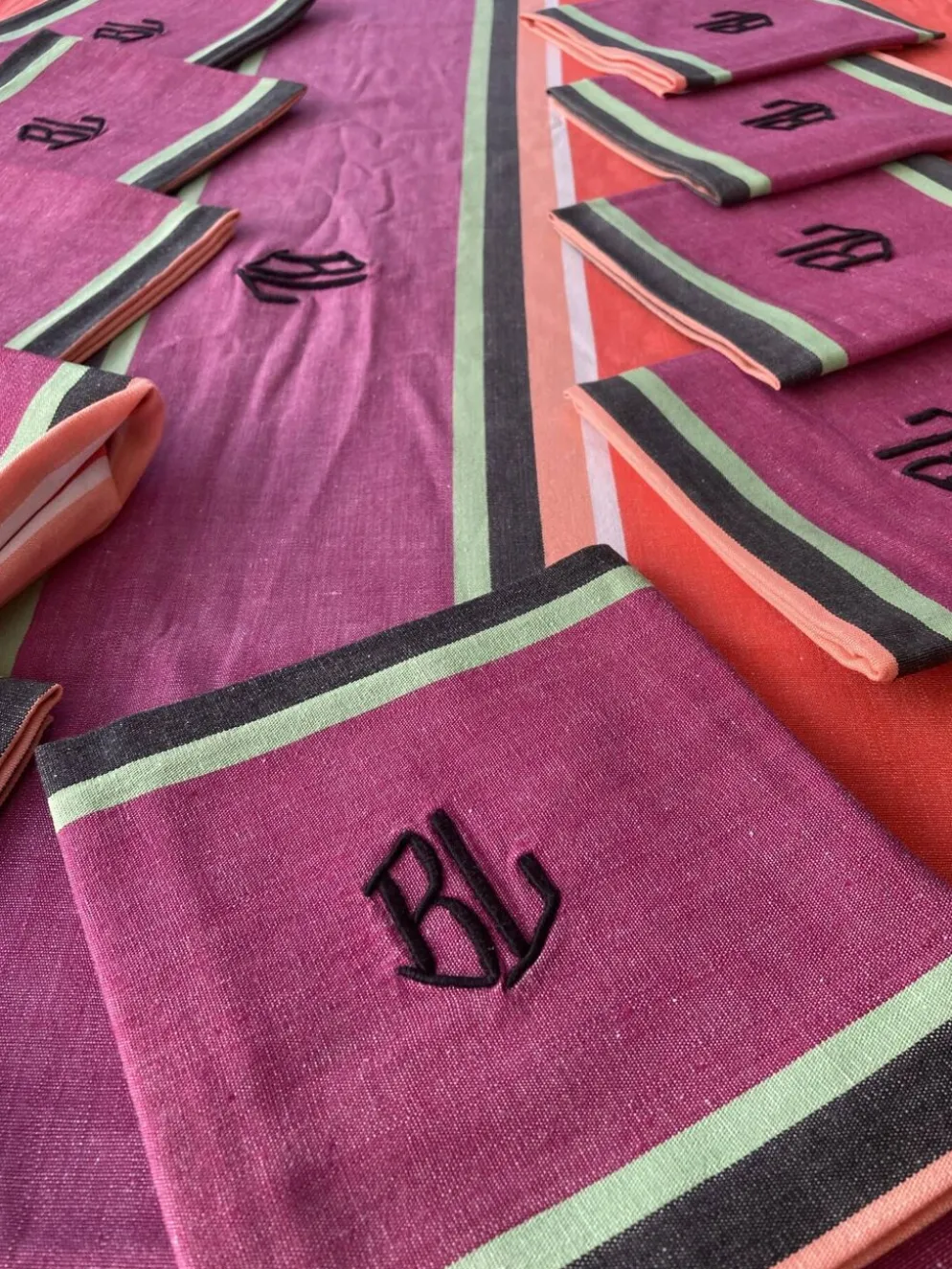 Nappes et serviettes à rayures colorées