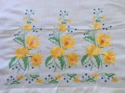 Nappe vintage brodée