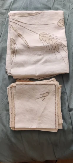 Nappe vintage brodée et ses 12 serviettes