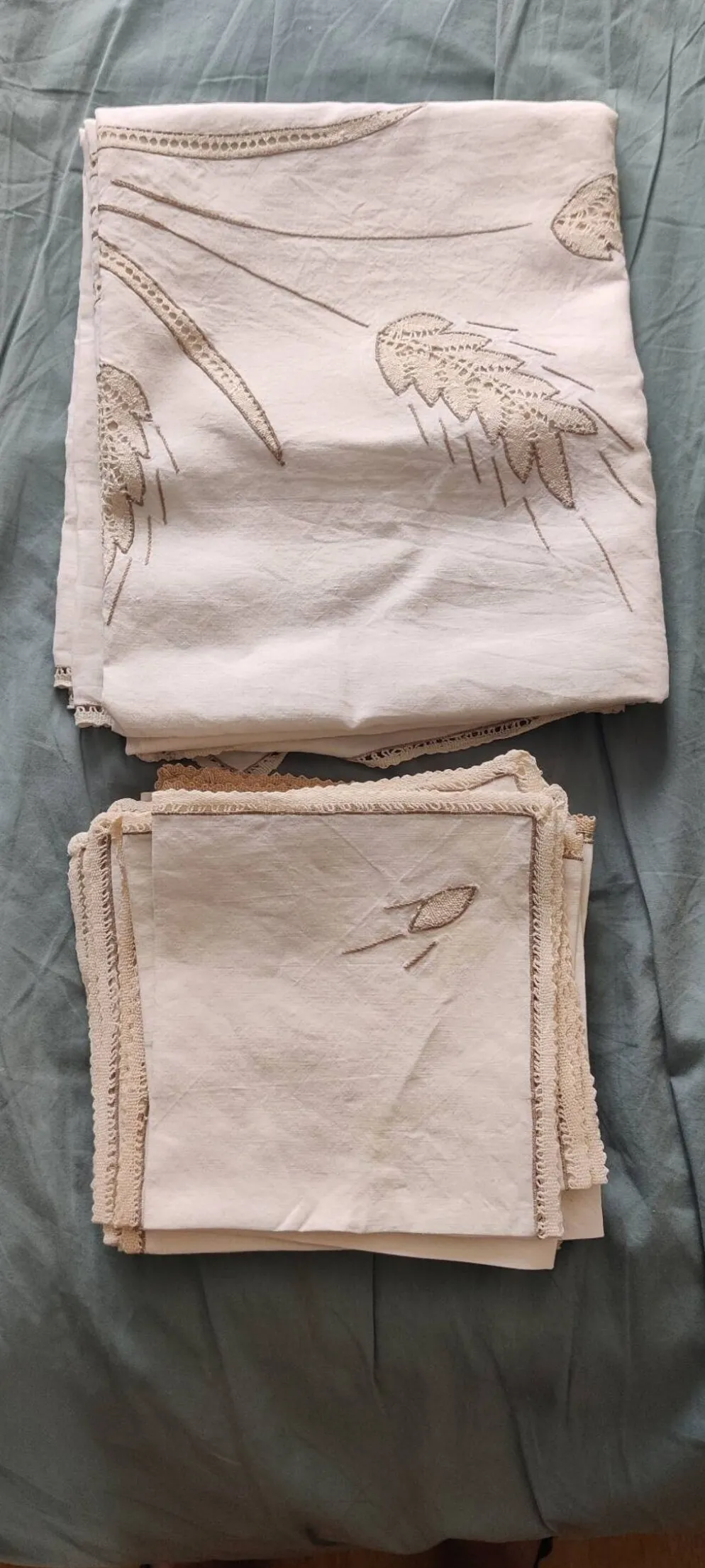 Nappe vintage brodée et ses 12 serviettes