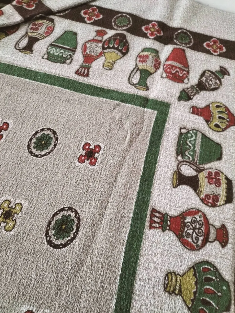 Nappe vintage à décor de poteries stylisées, années 60-70