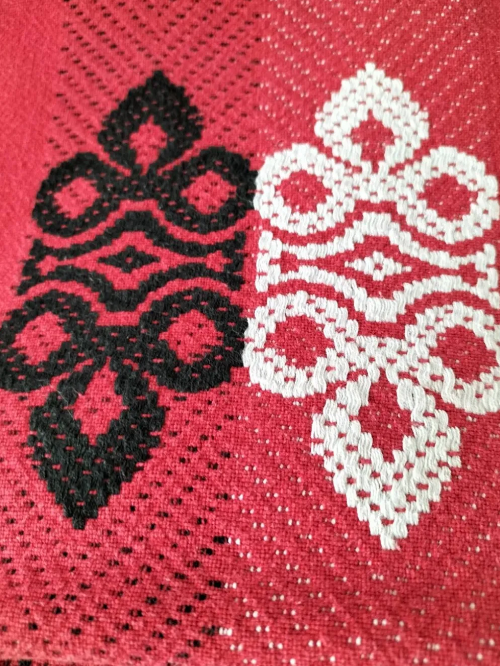 Nappe vintage graphique rouge et 8 serviettes assorties