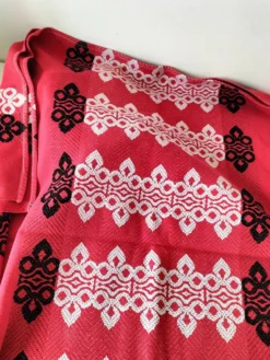 Nappe vintage graphique rouge et 8 serviettes assorties
