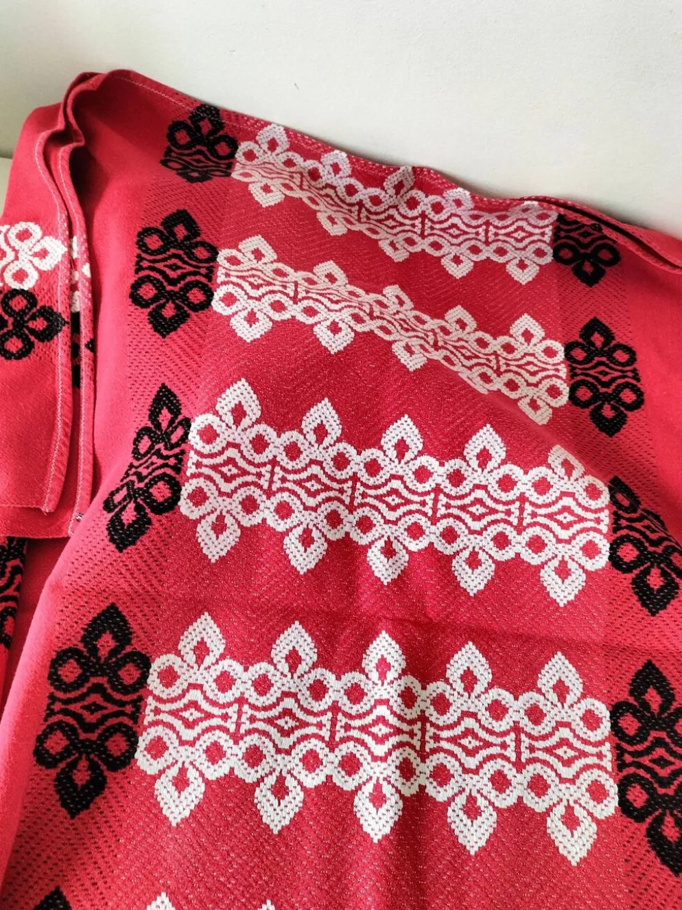 Nappe vintage graphique rouge et 8 serviettes assorties
