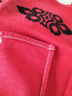 Nappe vintage graphique rouge et 8 serviettes assorties