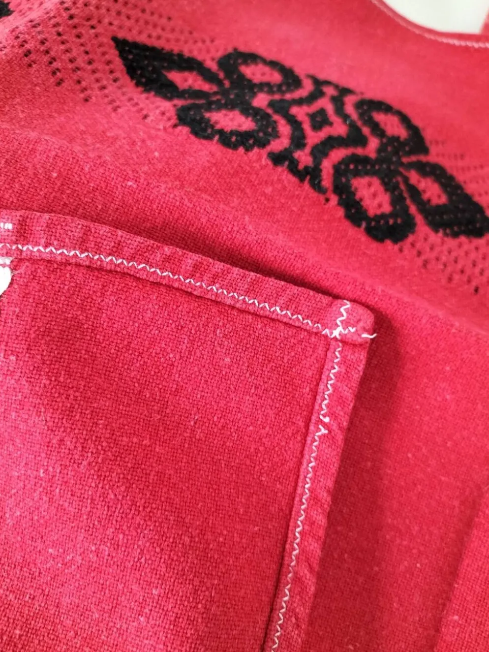 Nappe vintage graphique rouge et 8 serviettes assorties