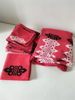 Nappe vintage graphique rouge et 8 serviettes assorties