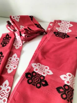 Nappe vintage graphique rouge et 8 serviettes assorties