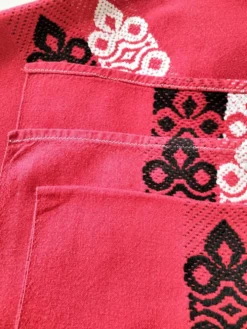 Nappe vintage graphique rouge et 8 serviettes assorties