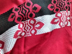 Nappe vintage graphique rouge et 8 serviettes assorties